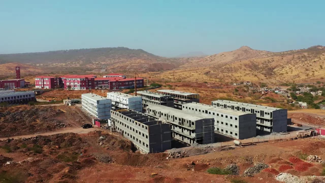 Vista aérea de um conjunto de edifícios habitacionais em construção