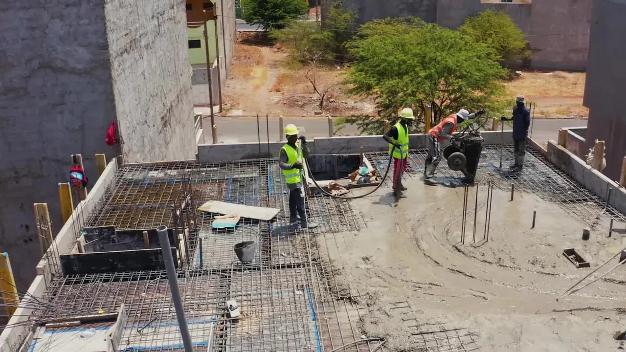 Equipa em obra durante a execução de uma laje de betão armado